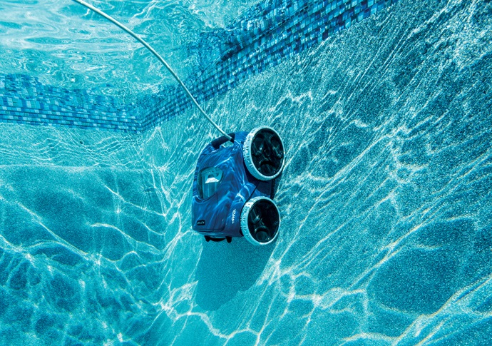 Polaris Robotic Cleaner in Pool